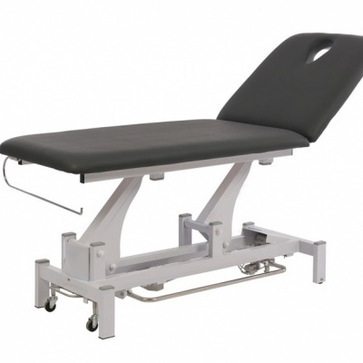 Mesa de massagem preta com estrutura branca e rodízios