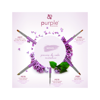 Seis pincéis de cabo metálico roxos dispostos em círculo sobre flores lilases e folhas verdes com texto da marca Purple