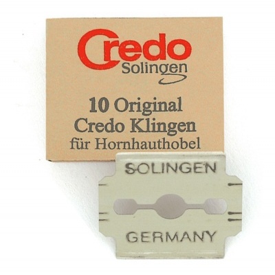 Caixa de lâminas Credo Solingen com lâmina metálica sobre fundo branco