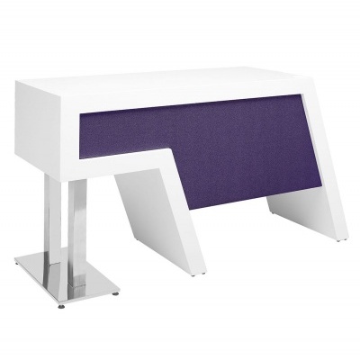 Secretária branca com painel roxo e suporte metálico