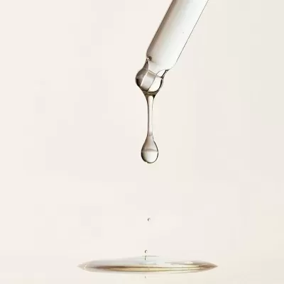 Conta-gotas a deixar cair uma gota transparente