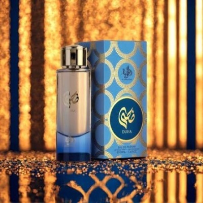 Frasco de perfume azul e embalagem azul com padrão dourado