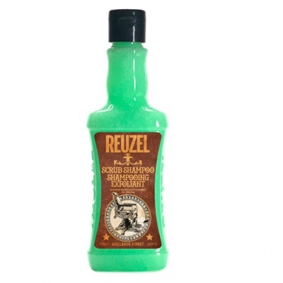 Frasco verde translúcido de shampoo esfoliante Reuzel com rótulo castanho