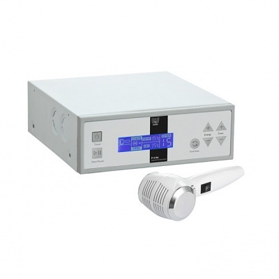 Equipamento médico ou estético com caixa branca e ecrã azul, e peça manual branca com visor digital