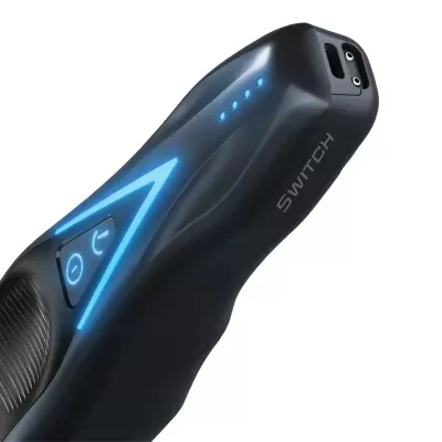 Carregador preto com luzes LED azuis e texto SWITCH