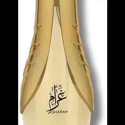 Frasco de perfume Lattafa Pride Gharam dourado e transparente