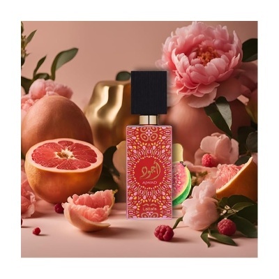 Frasco de perfume rosa com padrão e tampa preta entre flores e frutas cor-de-rosa.
