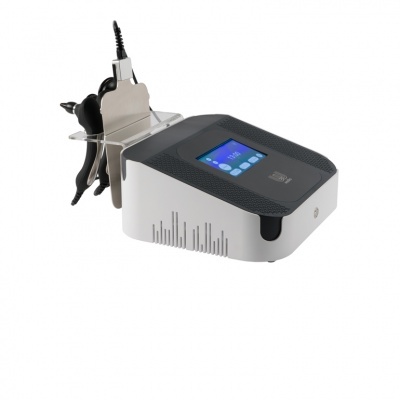 Dispositivo eletrônico branco e preto com ecrã azul e acessórios pretos.