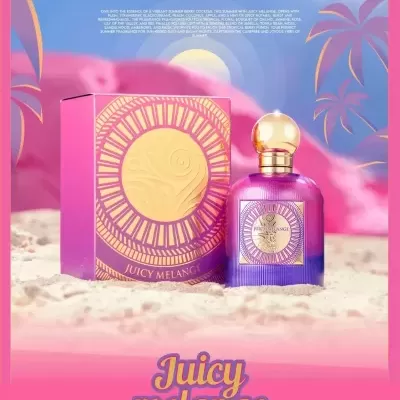 Perfume Juicy Melange com frasco roxo e dourado ao lado de caixa roxa com desenhos solares em fundo de areia e palmeiras