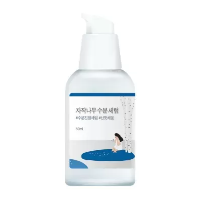Frasco plástico transparente com doseador branco e etiqueta branca com texto coreano e ilustração de mulher e árvores
