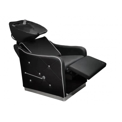 Cadeira de lavagem para salão em couro sintético preto com cuba e apoio de pés estendido.