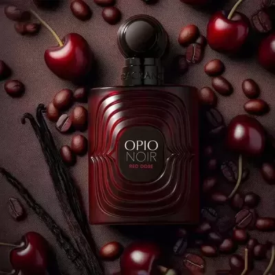 Frasco vermelho escuro de perfume Opio Noir Red Dose com cerejas, café e baunilha ao redor