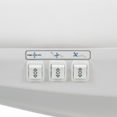 Painel branco com três botões de setas para cima e para baixo e etiqueta com símbolos de funções