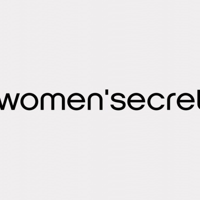 Logótipo womens secret em texto preto sobre fundo cinzento claro