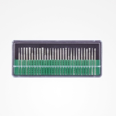 Conjunto de pontas de ferramentas rotativas em caixa plástica.