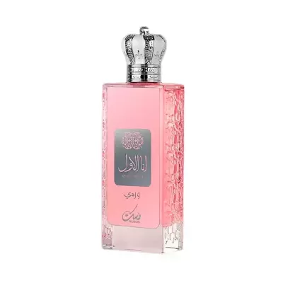 Frasco de perfume rosa com tampa em forma de coroa e etiqueta prateada