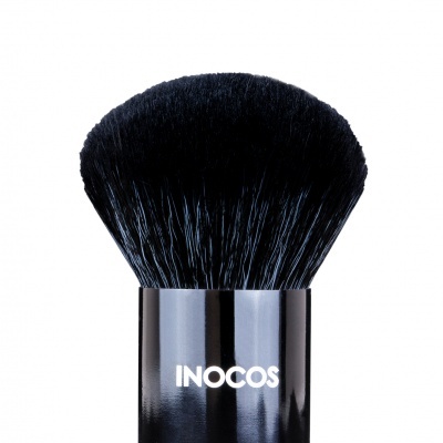 Pincel kabuki com cerdas pretas e cabo preto brilhante com texto 'INOCOS'