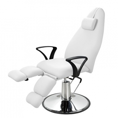 Cadeira de estética branca com estrutura metálica cromada e apoios pretos