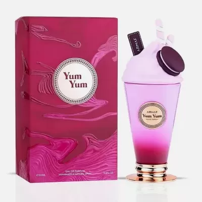 Perfume Yum Yum em embalagem rosa e frasco decorado que imita sobremesa com tons rosa e lilás
