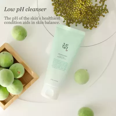 Tubo verde claro de cosmético, grãos e frutos verdes sobre fundo branco