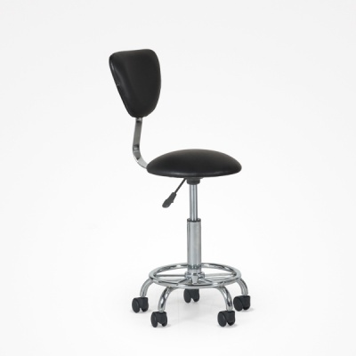 Cadeira de escritório preta com estrutura metálica cromada e rodas.