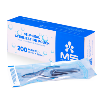 Caixa azul e branca de bolsas de esterilização e pacote transparente com instrumento dentro