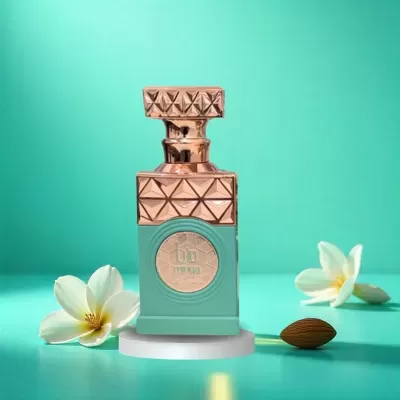 Frasco de perfume azul-turquesa e dourado com flores e amêndoa