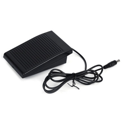 Pedal de pé preto com cabo