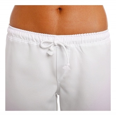 Calças brancas com cintura elástica e cordão ajustável
