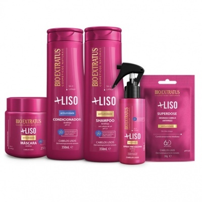 Produtos BIO EXTRATUS +LISO para cuidados com cabelo em embalagens cor rosa.