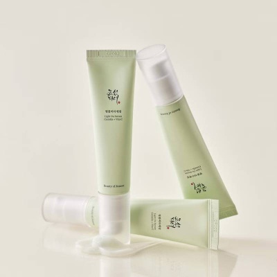 Três tubos verdes claros de sérum facial Beauty of Joseon com tampas brancas em fundo neutro.