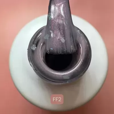 Frasco de verniz de unhas branco com verniz roxo metalizado