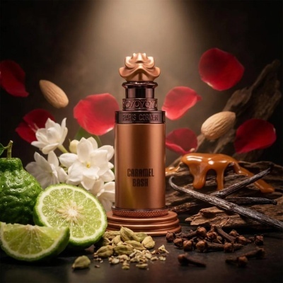 Frasco de perfume bronze Caramel Bash com ingredientes aromáticos ao redor.
