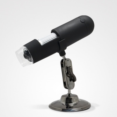 Microscópio portátil preto com base metálica