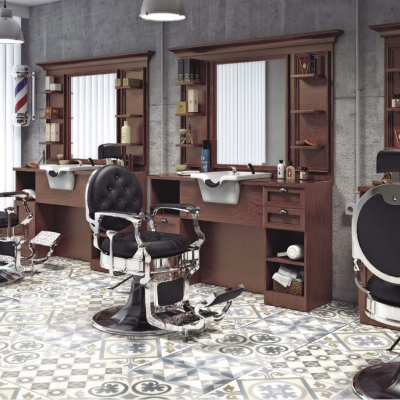 Interior de barbearia com cadeiras de barbeiro pretas e móveis em madeira escura