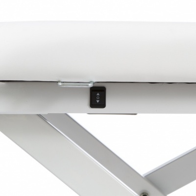 Cama de massagem elétrica com estofado branco e estrutura metálica cromada