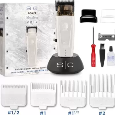 Conjunto máquina de cortar cabelo SABER II com acessórios e embalagem em fundo branco