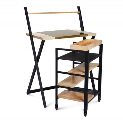 Secretária com tampo em madeira clara e estrutura preta, com carrinho de apoio com prateleiras e rodas.