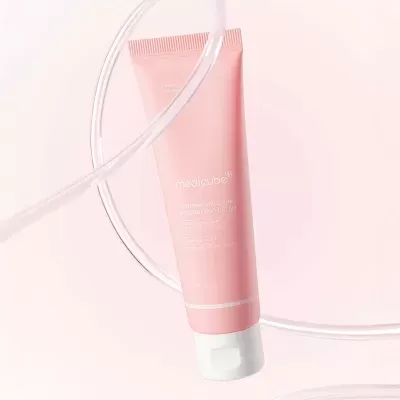 Tubo rosa claro de creme hidratante Medicube com tampa branca e texto branco