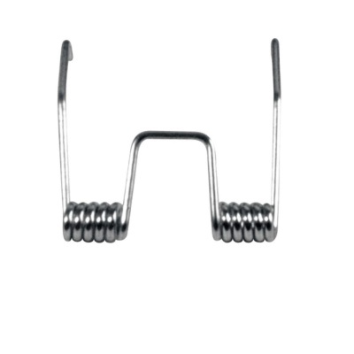 Mola metálica prateada com duas espirais e eixo em U sobre fundo branco