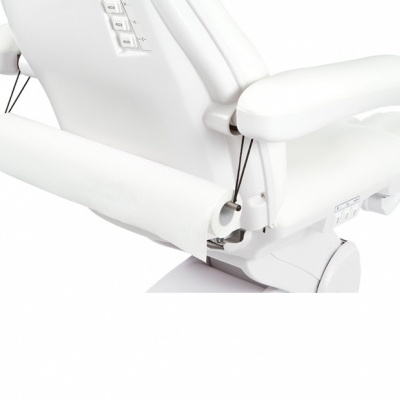 cadeira estética branca com suporte para papel em rolo