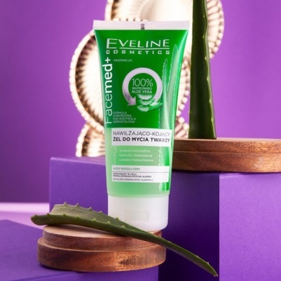 Gel facial Eveline Cosmetics em tubo verde e branco com folhas de aloe vera e fundo lilás.