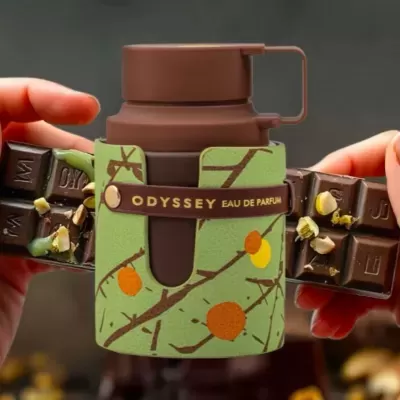 Frasco de perfume Odyssey com suporte verde e barras de chocolate