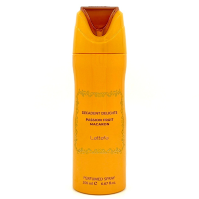 Frasco amarelo de spray perfumado Lattafa sobre fundo branco