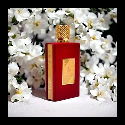 Frasco de perfume vermelho com tampa dourada entre flores brancas