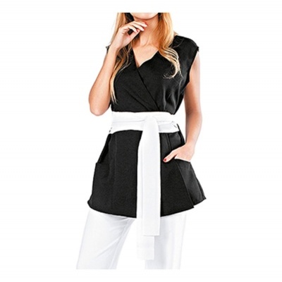 Colete preto sem mangas com cinto branco amarrado na cintura e calças brancas