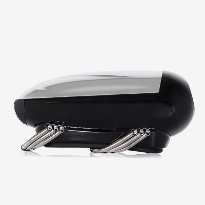 Grampeador preto e prateado com quatro pés metálicos em fundo branco.