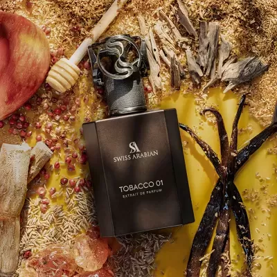 Frasco de perfume Swiss Arabian Tobacco 01 com ingredientes naturais em fundo rústico