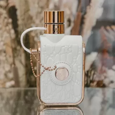 Frasco de perfume branco com acabamento croco e detalhes dourados