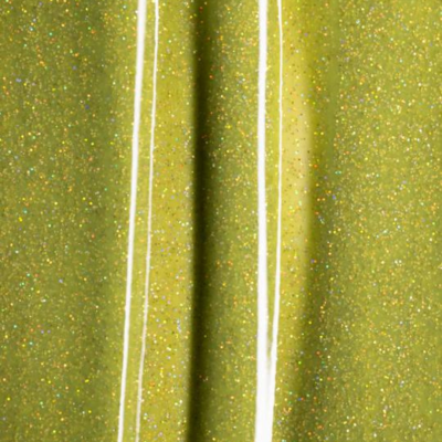 Superfície verde brilhante com glitter dourado e reflexos brancos